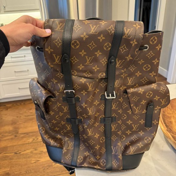 Louis Vuitton - Picture 4 of 5